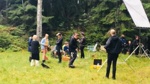 Filminspelningarna började efter midsommar och pågår till början av augusti. Filmen har premiär år 2020. Bild från inspelningarna av filmen "Seurapeli".