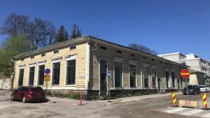 Så här ser Drottninggatan 14 i Lovisa ut i dagens läge. Gammalt, gult hus på Drottninggatan i Lovisa.