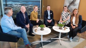 Som start på Kvarkenprojektet ordnades ett webinar för att diskutera samarbetet mellan Västerbotten och Österbotten. Sex personer relaterade till kemisk industri i Karleby sitter i en panel på varsin stol