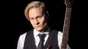 Olli Tukiainen är gitarrist i bandet Poets of the Fall. En blond man med en gitarr.