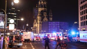Ambulanser och polisbilar efter att en långtradare kört in i en julmarknad på Breitscheidplatz i Berlin.