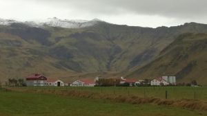 Ólafur Eggertssons gård med vulkanen Eyjafjallajökull i bakgrunden Farm i Island.