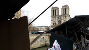 Nu är Notre-Dames tak täckt med ett "paraply". Med det menas att ett stort skydd placerats för att hindra regn att ta sig in i byggnaden. Området kring floden Seine och Notre-Dame finns med på Unescos lista över världsarv. Bild av Notre-Dame
