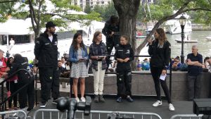 Greta Thunberg möttes av ett myller av klimataktivister och journalister. Greta Thunberg håller presskonferens efter sin ankomst till New York.