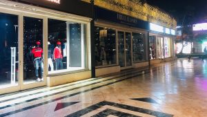 Öslig shoppinggata på Playa de las Americas på Teneriffa. Gatorna är tomma på Teneriffa.