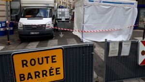 Hela gatan Rue Mignon i Saint-Germain kvarteret i Paris ser ut som ett slagfält med alla lastbilar och ingredienser som behövs för tillverkningen av handspriten. Hela gatan Rue Mignon i Saint-Germain kvarteret i Paris ser ut som ett slagfält med alla lastbilar och ingredienser som behövs för tillverkningen av handspriten.