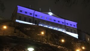 Stenbockska huset upplyst i Estlands färger. 