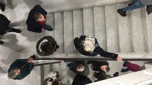 Det kryllade av nyfikna besökare på stadsdhuset. Människor fotade uppifrån som går upp för en grå stentrappa.