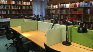 I läsesalen kan man till exempel ägna sig åt släktforskning eller bekanta sig närmare med något material ur SLS omfattande arkiv. Bild på SLS läsesal i Helsingfors.