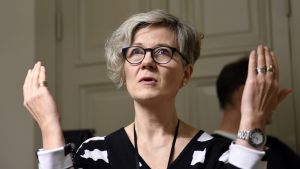Riksförlikningsman Vuokko Piekkala lade fram medlingsbudet natten till tisdagen efter förhandlingar som pågått i cirka tolv timmar. Vuokko Piekkala sträcker upp händerna.