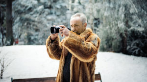 Harrastajakuvaaja (Udo Kier). Klassikkoelokuvan pohjalta tehty uusi draamasarja tarttuu nykypäivän kipupisteisiin.