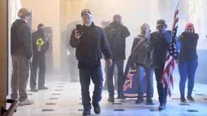 Trumpanhängare tog sig in i den amerikanska kongressbyggnaden under natten och det ledde till sammandrabbningar mellan demonstranter och polis. Demonstranter kommer gåendes mot kameran i Kapitolium. En håller upp sin telefon och filmar, andra bär flaggor.