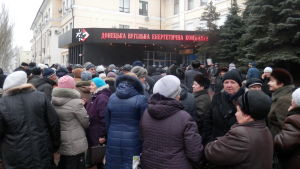 Köer till kassan som betalar ut pensioner Pensionärer köar för att lyfta pensioner i Donetsk