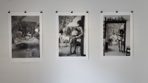 Tre svartvita fotografier av Cris af Enehielm.