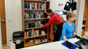 Mängden reserverade böcker har ökat märkbart. En man står och radar böcker i en bokhylla i ett bibliotek.