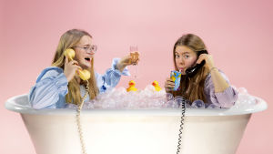 Barndomsvännerna Venla och Astrid pratar om, som det står i poddbeskrivningen, "den bubbliga, spicyga vardagen då den är som mest relatable". Venla och Astrid sitter i ett badkar med rosa bakgrund