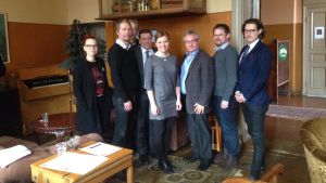 Satsar på samarbete. Från vänster: Emmi Lehtinen, Lauri Simola, Martti Markula, Ville Tavio, Sini Ruohonen, Jari Viherlampi, Petja Raaska och Joachim Hesthammer. Satsar på samarbete. Från vänster: Emmi Lehtinen, Lauri Simola, Martti Markula, Ville Tavio, Sini Ruohonen, Jari Viherlampi, Petja Raaska och Joachim Hesthammer.