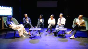 Författaren Maryan Abdulkarim (till vänster) och avgående riksdagsledamot Jani Toivola (till höger) ledde ordet under valdebatten med riksdagskandidaterna Daniel Rahman (Saml), Ajak Majok (VF), Elina Sagne-Ollikainen (Fem) och Ozan Yanar (Gröna). Debattpanel med riksdagskandidaterna Daniel Rahman (Saml), Ajak Majok (VF), Elina Sagne-Ollikainen (Fem) och Ozan Yanar (Gröna).