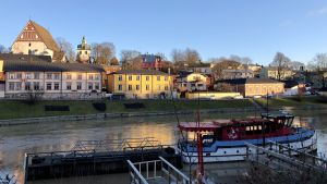 Gamla stan i Borgå och åstranden har behövt mycket miljöstöd genom åren. Borgå åstrand med domkyrkan i eftermiddagssol.