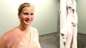 Egyptolog Patricia Berg tycker att det är fint att man fått en så stor utställning till Amos Rex och konstaterar att det är sällsynt att få se så stora samlingar i Finland. Egyptolog Patricia Berg på Amos Rex.