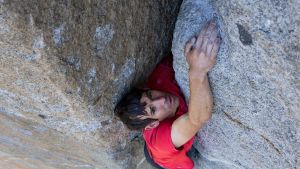 Bättre än Spiderman? Alex Honnold är en av världens bästa klättrare. Utan rep Klättraren Alex Honnold klamrar sig fast vid bergväggen.
