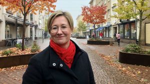 Camilla Gunell, socialdemokratisk ordförande och vicelantråd Leende Camilla Gunell framför Torggatans träd i ruskafärger,
