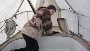 Riitta i beråd att titta in i segelbåtens "maskinrum". Också här har hon gjort en del förbättringar under vintern