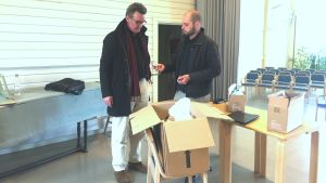 Mikael Schnitt (till v.) och Thomas Luoma packar nöjda ner sakerna som de fått in. Mikael Schnitt och Thomas Luoma packar ner sakerna de fått in.