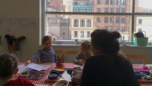Marte Ekhaugen hjälper till med designen innan workshopen börjar. Käpphästsworkshop