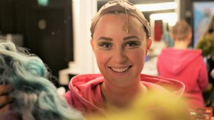 Sarah Nedergård trodde inte att hon en dag skulle jobba på finska, och dessutom tycka om det. Musikalartisten sarah nedergård backstage