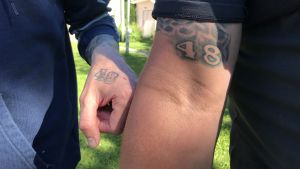 Flyttar man till denna innergård i Jernböle är det bara en tidsfråga innan man tatuerar sig. Här är Nicklas Melanders och Mark Hennings tatueringar. En hand och en arm med en tatuering där det står "48"