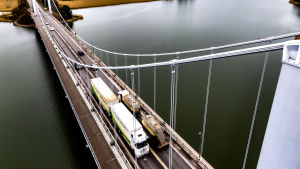 Medan hängstaget byts ut kan inga långtradare och lastbilar köra över bron. Flygbild på rävsundsbron