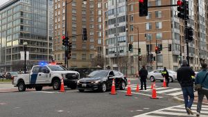 Bilar kontrolleras vid vägspärrar. Soldater vaktar gatorna i Washington D.C.