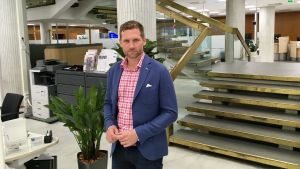 Snart kommer bostadslånet att kunna lyftas helt digitalt, tror Nordeas Miikka Salminen. Miikka Salminen på Nordeakontoret i Åbo.
