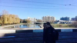 Minsk under en klarblå himmel. På lördagen väntas regnigare väder. Vy från en bro i en park i centrala Minsk, i bakgrunden några stalinistiska bostadshus.