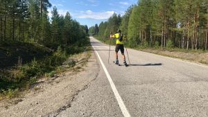 Mikko Peltola rullahiihtää.