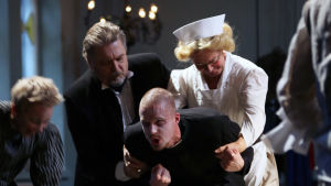 Hospitalledningen sätter p för propagandan. På bilden Jon Henriksen som Jacques Roux, Paul Holländer som Coulmier och Dan Henriksson som Översköterskan. Till vänster Alma Pöysti som Charlotte Corday. Foto från Marat/Sade på Universum.