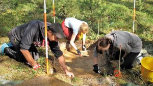 Utgrävningarna utfördes i huvudsak under förra veckan. Tre person gräver i terrängen i en skog.