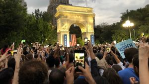 Över tiotusen personer samlades i Washington Square Park i New York för att följa med Elizabeth Warrens tal. Washington Square Park, New York.