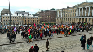 Studenter demonstrerar i Helsingfors mot nedskärningar i studiestödet, mars 2016. Demonstration mot nedskräningarna i studiestödet på Senatstorget i Helsingfors.