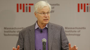 Svenskfinlands egen Bengt Holmström fick vara med och dela på Ekonomipriset. Bengt Holmström