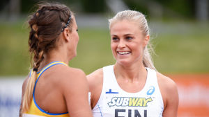 Lotta Harala får gärna besegra Elin Westerlund och de övriga svenskorna om Finland inte ska tappa mark direkt. Lotta Harala och Elin Westerlund, lag-EM 2017.