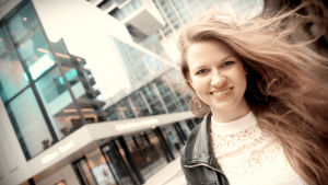 Andrea Eklund har sin bas i Mariefred utanför Stockholm, men hon reser mycket i sitt arbete som kompositör. Hon har en magisterexamen från anrika Guildhall School of Music and Drama i London. Andrea Eklund står utanför Guildhall school of Music & Drama.