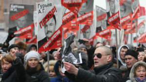Demonstration i Moskva mot den så kallade anti Magnitskij-lagen, en lag som förbjöd adoptioner till USA, och som var ett svar på Magnitskijlagen i USA. Den lagen sanktionerade personer inblandade i mordet på Sergej Magnitskij. Ryska aktivister protesterade år 2013 då Ryssland antog sin egen Magnitskijlag som förbjöd amerikanska adoptioner av föräldralösa ryska barn