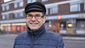Ralf Skåtar minns tiden när det fanns fem banker och en sparkassa i Nykarleby. Man i keps framför bank