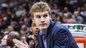 Markkanen har följt med flera matcher från sidan av plan. Lauri Markkanen följde med matchen i kostym.