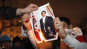 Protesterna mot president Ben Alis styre tvingade honom att avgå 2011 efter 23 år vid makten. Demonstranter i Paris bränner en bild på president Zine al Abidine Ben Ali.