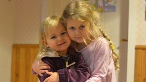 Saga och Betsy leker gärna tillsammans. Betsy och Saga kramar om varandra på daghemmet Prästkragen i Prästkulla.