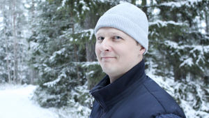 Marcus von Schantz flyttade till Sökö udd för att kunna bo på landet men nära stan - han har ingen sommarstuga, hemmet på Sökö udd räcker. porträtt på marcus von Schantz en snöig dag