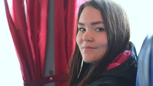 Pinja Peltola använder sig av bussen från Ingå till Helsingfors två gånger i veckan. Närbild av Pinja Peltola i en buss.